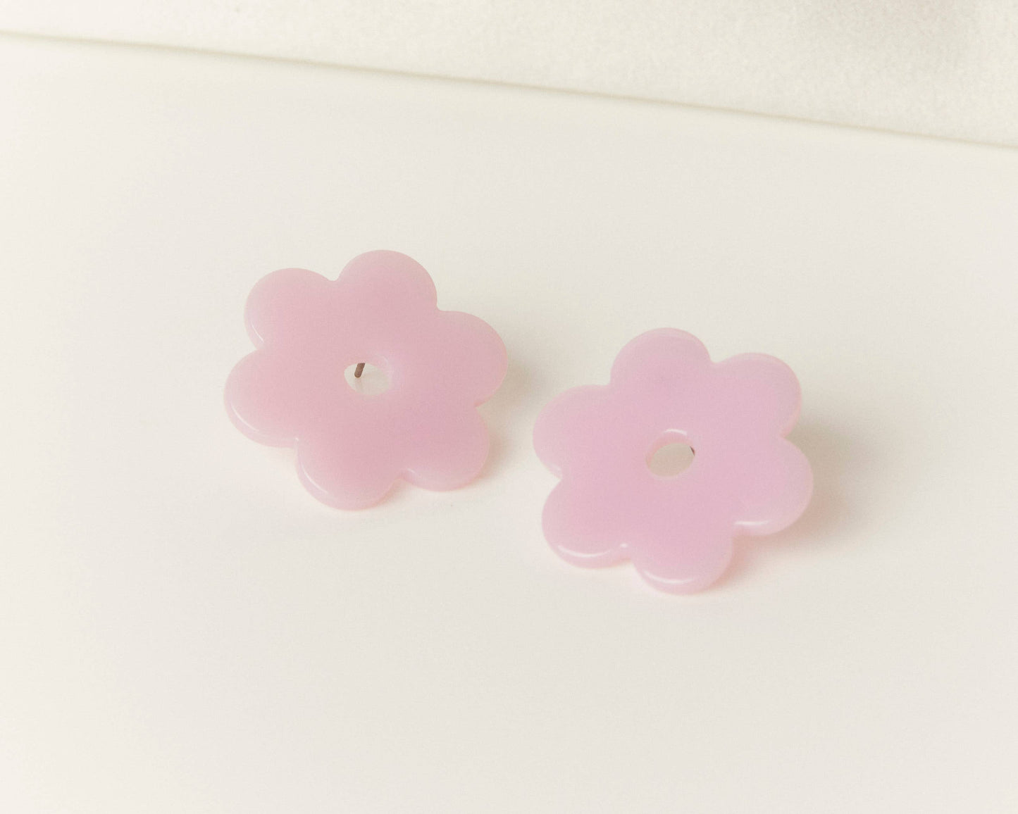 Medium Lilac Acetate Daisy Earrings